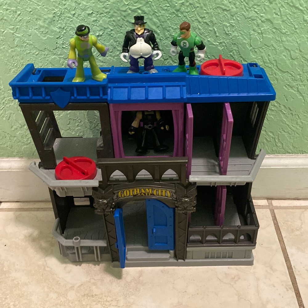 DC Comics Batman Gotham City Kid’s Toy Play Set with Mini Figure